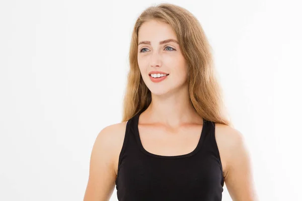 衣冠楚楚的女人脸上有着完美的白牙微笑 皮肤护理与白底隔离 带复制空间的模板空白黑色夏季T恤 — 图库照片