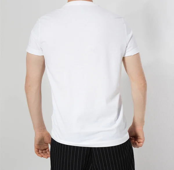 Branco Shirt Mock Isolado Visão Traseira Sobre Fundo Branco — Fotografia de Stock