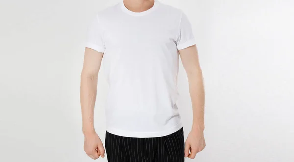 Fehér Póló Egy Fiatal Férfi Sablon Elszigetelt Fehér Háttér Közelkép — Stock Fotó