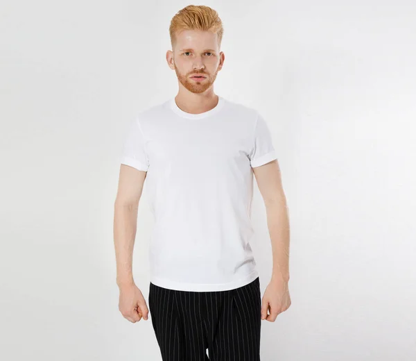 Hombre Camiseta Blanca Vista Frontal Aislado Sobre Blanco —  Fotos de Stock