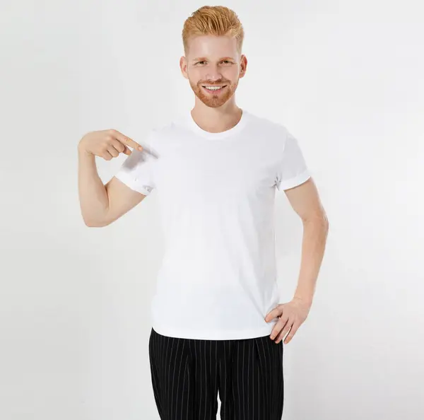 Tişört Tasarımı Insan Konsepti Beyaz Tişörtlü Genç Gülümseyen Adam Eli — Stok fotoğraf