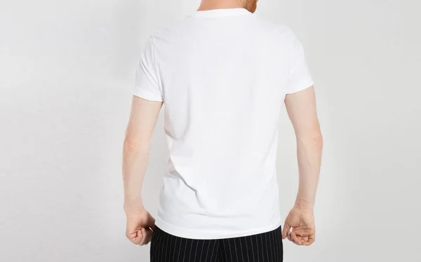 Wit Shirt Een Jonge Blanke Man Geïsoleerd Klaar Voor Ontwerp — Stockfoto