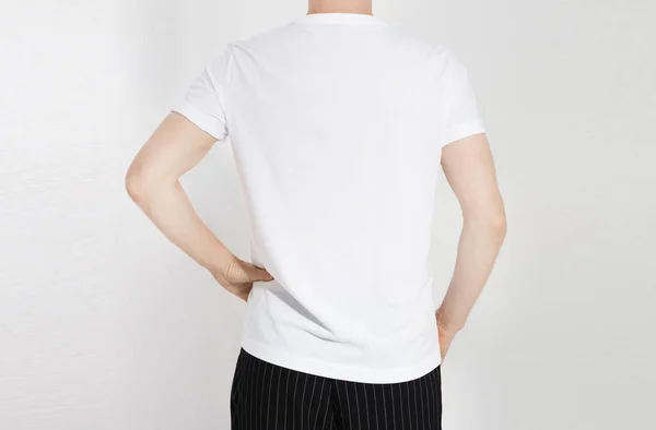 Vue Arrière Gros Plan Shirt Blanc Sur Jeune Homme Isolé — Photo