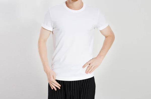 Homem Caucasiano Vestindo Camiseta Branco Isolado Fundo Cinza Espaço Cópia — Fotografia de Stock