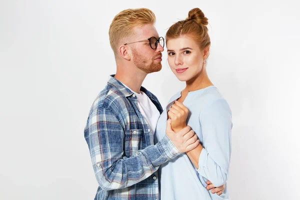 Retrato Una Hermosa Joven Feliz Sonriendo Elegante Pareja Simulacro Aislado — Foto de Stock