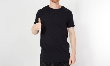 Beyaz tişörtlü, siyah tişörtlü, beyaz tenli, yakın çekim izole bir adam.