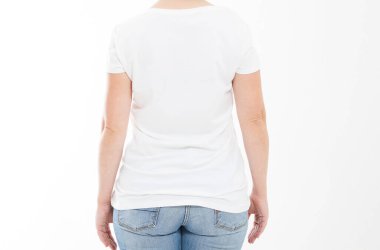 Beyaz arka planda izole edilmiş orta yaşlı kadın tişörtü.
