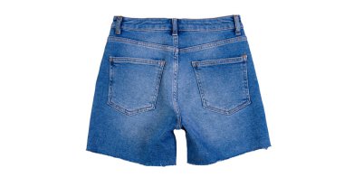 Denim şortu kapanıyor. Beyaz arka planı olan mavi kot şortlu. Kadın pantolonu beyaz arka planda izole edilmiş.