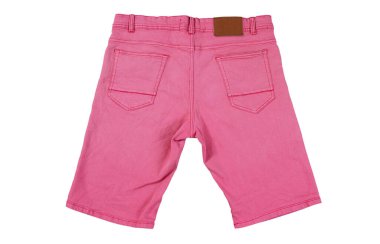 Beyaz arkaplanda pembe şort, beyaz arkaplanda pembe kot şort izole edilmiş.