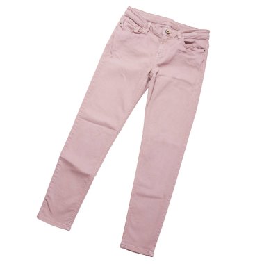 Kadın pantolonu, açık pembe kot pantolon beyaz arka planda izole edilmiş, katlanmış ince pantolon.