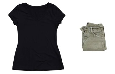 Beyaz arka planda siyah tişört ve yeşil katlanmış pantolon, tişört modeli.