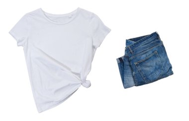 Boş beyaz tişört ve beyaz arka planda mavi kot, siyah tişört model ve mavi kot, boş tişört.
