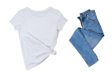 Boş beyaz tişört ve beyaz arka planda mavi kot, siyah tişört model ve mavi kot, boş tişört.