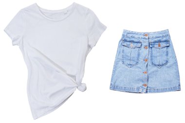 Boş beyaz tişört ve beyaz arka planda mavi kot etek, siyah tişört, mavi etek, boş tişört.