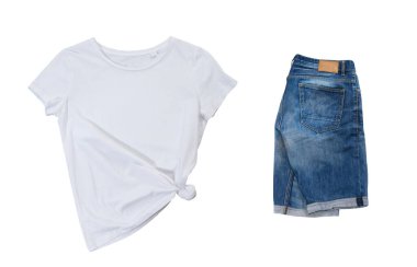 Beyaz arka planda beyaz boş tişört ve kot şort, t-shirt model.