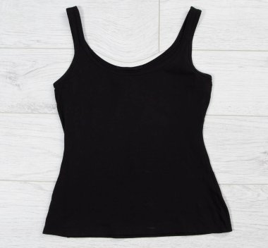 Siyah atlet tişört şablonu beyaz ahşap arka plan görünümünde taklit.