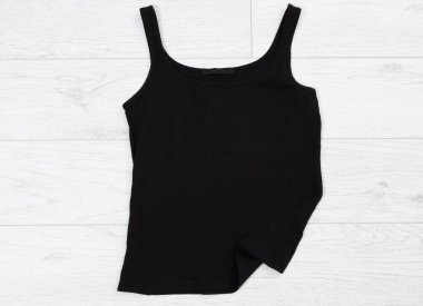 Siyah atlet tişört şablonu beyaz ahşap arka plan görünümünde taklit.