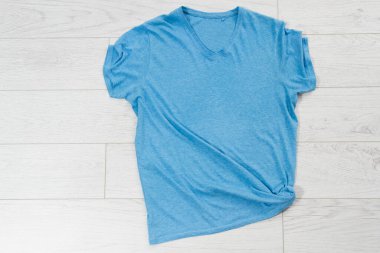 Mavi tişört üst görünüm, mavi gömlek fotokopi alanı.