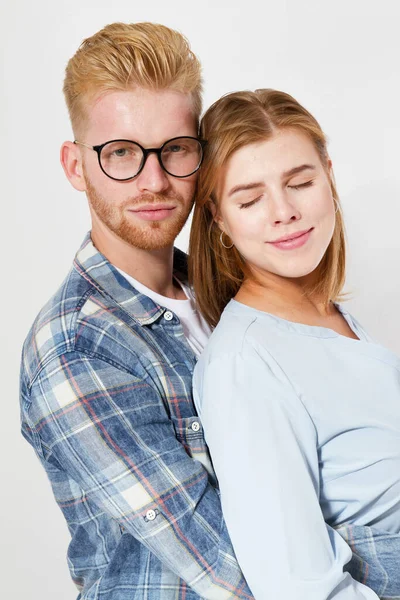 Retrato Una Hermosa Joven Feliz Sonriendo Elegante Pareja Simulacro Aislado — Foto de Stock