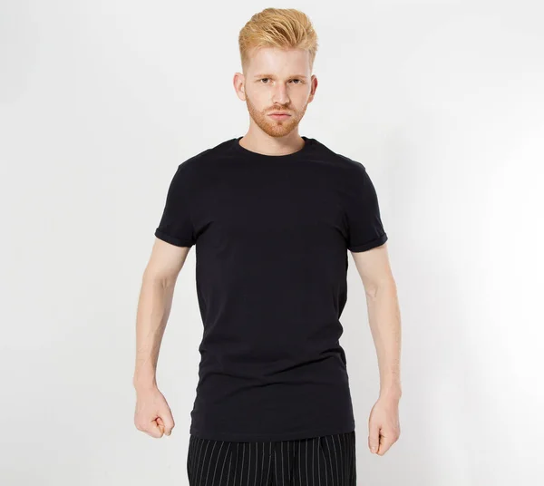 Concepto Diseño Ropa Barbudo Hombre Pelo Rojo Blanco Camiseta Negra —  Fotos de Stock