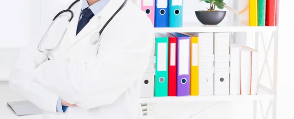 Läkare Med Stetoskop Poserar Mot Bakgrund Ett Läkarkontor — Stockfoto