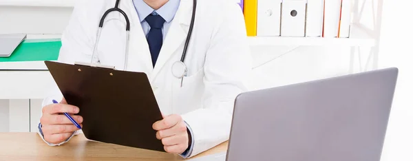 Läkare Undersöker Patientens Journaler Klinik — Stockfoto