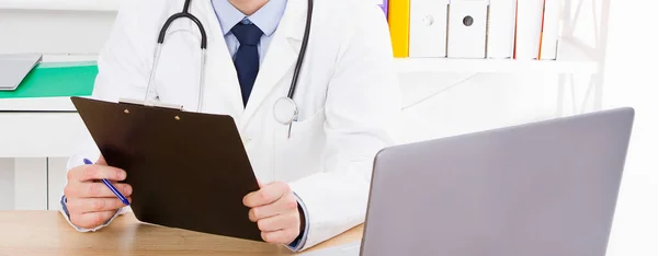 Arzt Untersucht Krankenakte Eines Patienten Klinik — Stockfoto