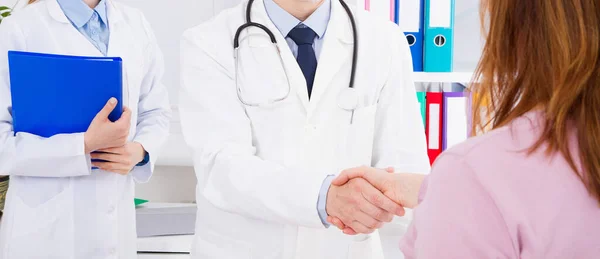 Doktor Tıbbi Personelle Birlikte Ofiste Poz Veriyor Steteskop Takıyor — Stok fotoğraf
