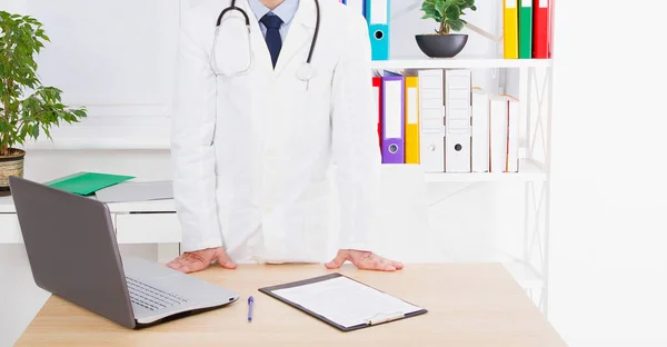 Retrato Médico Sênior Consultório Médico Homem Uniforme Branco — Fotografia de Stock