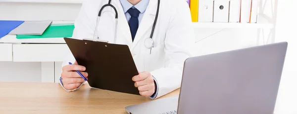 Retrato Médico Senior Consultorio Médico Hombre Uniforme Blanco —  Fotos de Stock