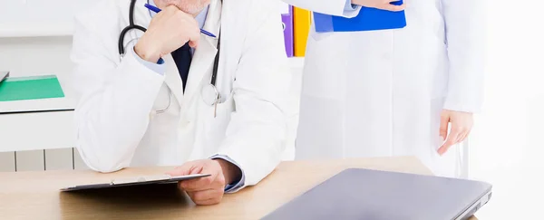 Médico Posando Escritório Com Equipe Médica Ele Está Usando Estetoscópio — Fotografia de Stock