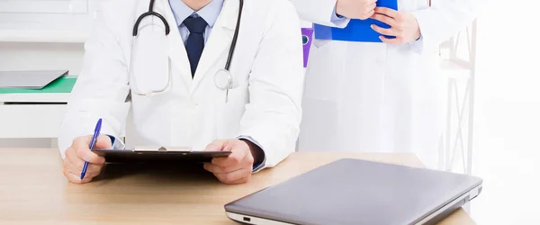 Arzt Posiert Büro Mit Medizinischem Personal Trägt Ein Stethoskop — Stockfoto