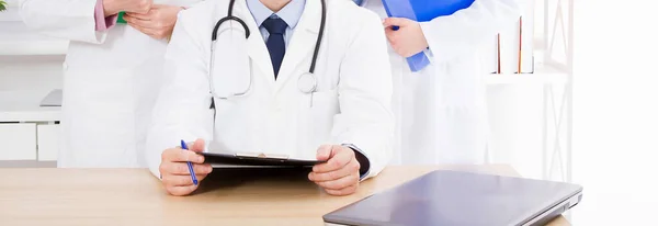 Doktor Tıbbi Personelle Birlikte Ofiste Poz Veriyor Steteskop Takıyor — Stok fotoğraf