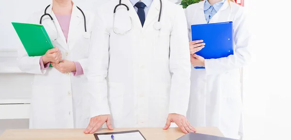Arzt Posiert Büro Mit Medizinischem Personal Trägt Ein Stethoskop — Stockfoto