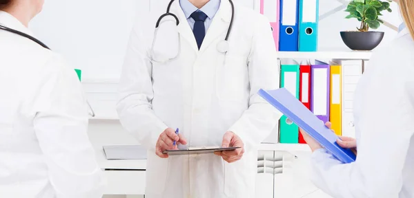 Médico Posando Escritório Com Equipe Médica Ele Está Usando Estetoscópio — Fotografia de Stock