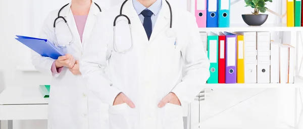 Lekarze Biurze Noszą Stetoskop — Zdjęcie stockowe