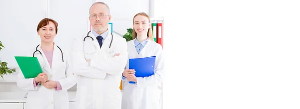 Doctor Posando Con Personal Médico Enfermera Oficina Espacio Copia Bandera —  Fotos de Stock