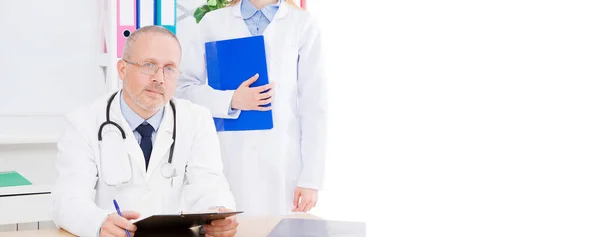 Doctor Masculino Con Enfermera Sentada Oficina Clínica Seguro Médico Espacio — Foto de Stock