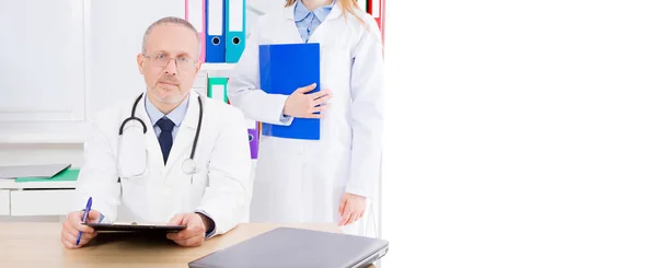 Doctor Masculino Con Enfermera Sentada Oficina Clínica Seguro Médico Espacio —  Fotos de Stock