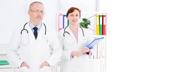 Doctores Masculinos Femeninos Posando Consultorio Médico Ellos Con Estetoscopios Espacio —  Fotos de Stock