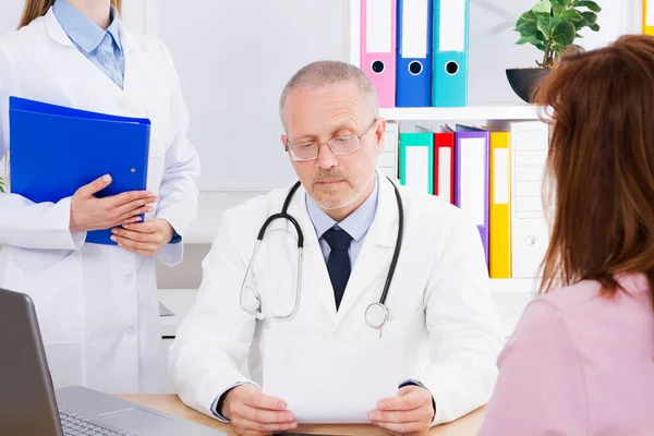 Médico Asiático Prescreve Tratamento Para Sua Paciente Feminina Consultório Médico — Fotografia de Stock