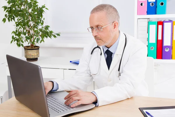 의사는 진료실에 컴퓨터로 일한다 — 스톡 사진