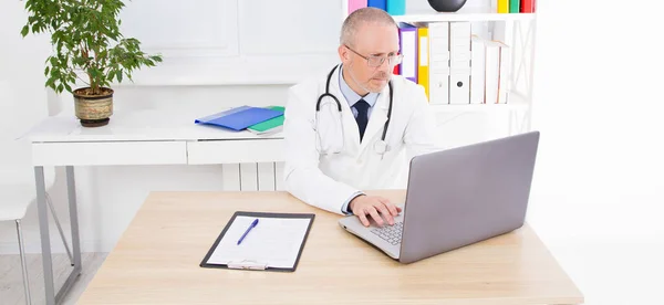 Orvos Egy Laptopnál Dolgozik Klinikán — Stock Fotó