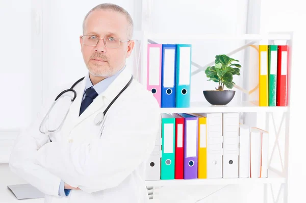 Läkare Med Stetoskop Poserar Mot Bakgrund Ett Läkarkontor — Stockfoto