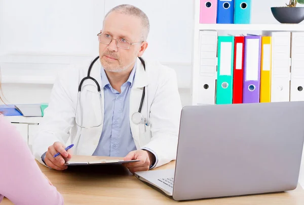 Masadaki Erkek Doktor Hasta Şikayetlerini Dikkatle Dinliyor — Stok fotoğraf