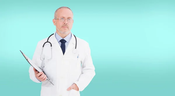 Porträtt Läkare Isolerad Blå Bakgrund Med Stetoskop Sjukförsäkring Sjukvård — Stockfoto