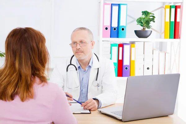 Doktor Kadın Hastayla Konuşuyor Sağlık Ofisinde Oturuyor Beyaz Üniformalı Bir — Stok fotoğraf