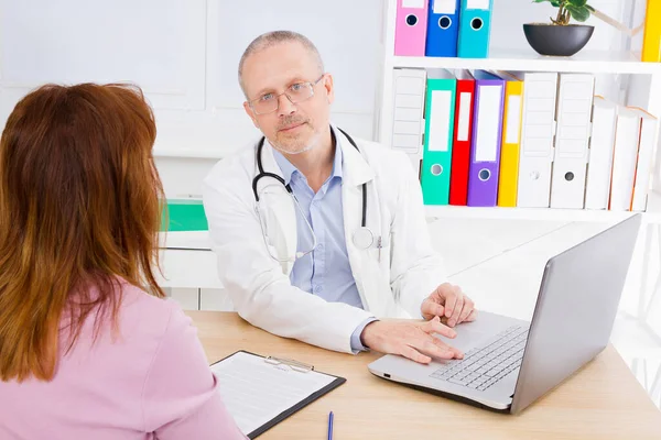 Doutor Está Falando Com Paciente Mulher Sentado Consultório Médico Homem — Fotografia de Stock