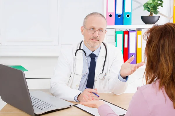 Médico Está Hablando Con Una Paciente Sentado Consultorio Médico Hombre — Foto de Stock