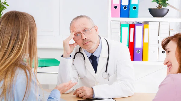 Dottore Sta Parlando Con Paziente Donna Seduto Ufficio Medico Uomo — Foto Stock